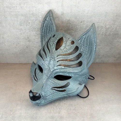 Graue Okami-Maske mit Rissen, graue Kitsune-Maske, traditionelle japanische Maske, Youkai-Maske, Wolfsmaske, Fuchsmaske