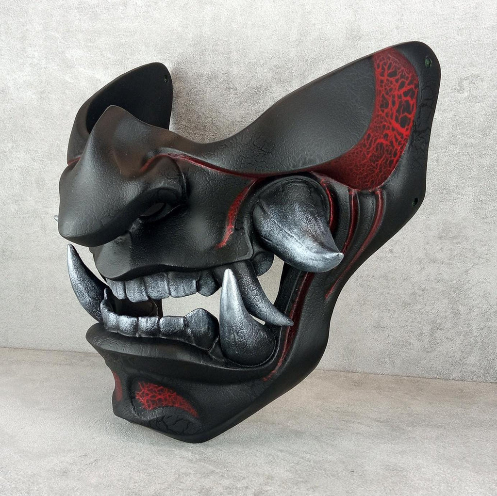 Traditionelle Samurai-Halbmaske – „Schwelende Flamme“ (Rot &amp; Schwarz)