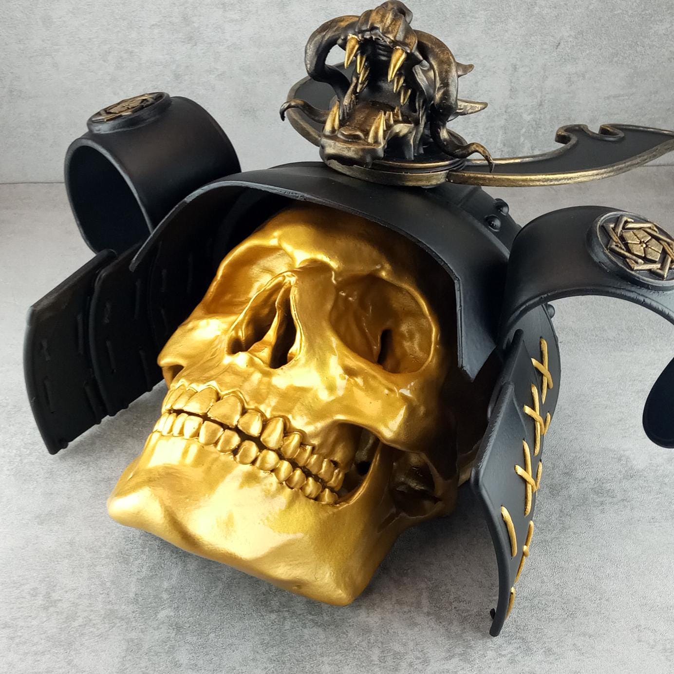 Wanddeko „Samurai-Totenkopf“ (goldfarbener Totenkopf)