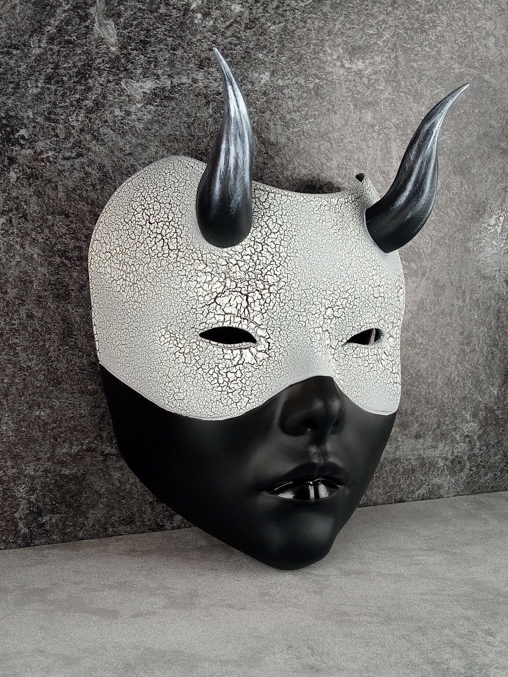 Geisha-Maske, Frauenmaske mit Hörnern, Hexenmaske, japanische Frauenmaske, schwarze Maske