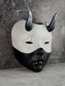 Geisha-Maske, Frauenmaske mit Hörnern, Hexenmaske, japanische Frauenmaske, schwarze Maske