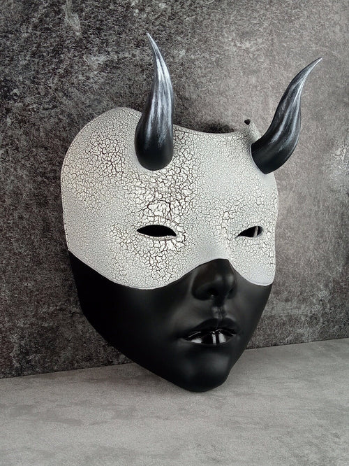 Geisha-Maske, Frauenmaske mit Hörnern, Hexenmaske, japanische Frauenmaske, schwarze Maske