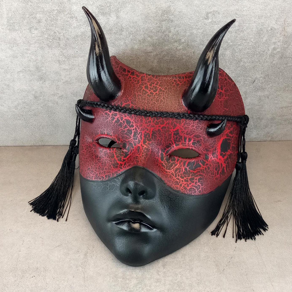 Rot-schwarze Geisha-Hexenmaske mit Rissen und glänzenden schwarzen Hörnern