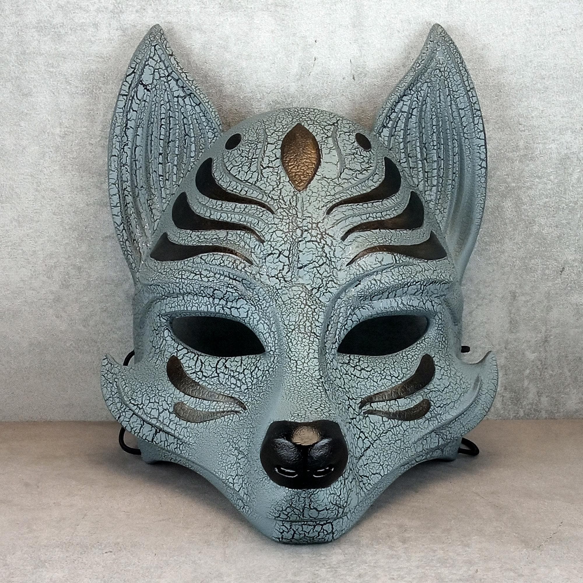 Graue Okami-Maske mit Rissen, graue Kitsune-Maske, traditionelle japanische Maske, Youkai-Maske, Wolfsmaske, Fuchsmaske