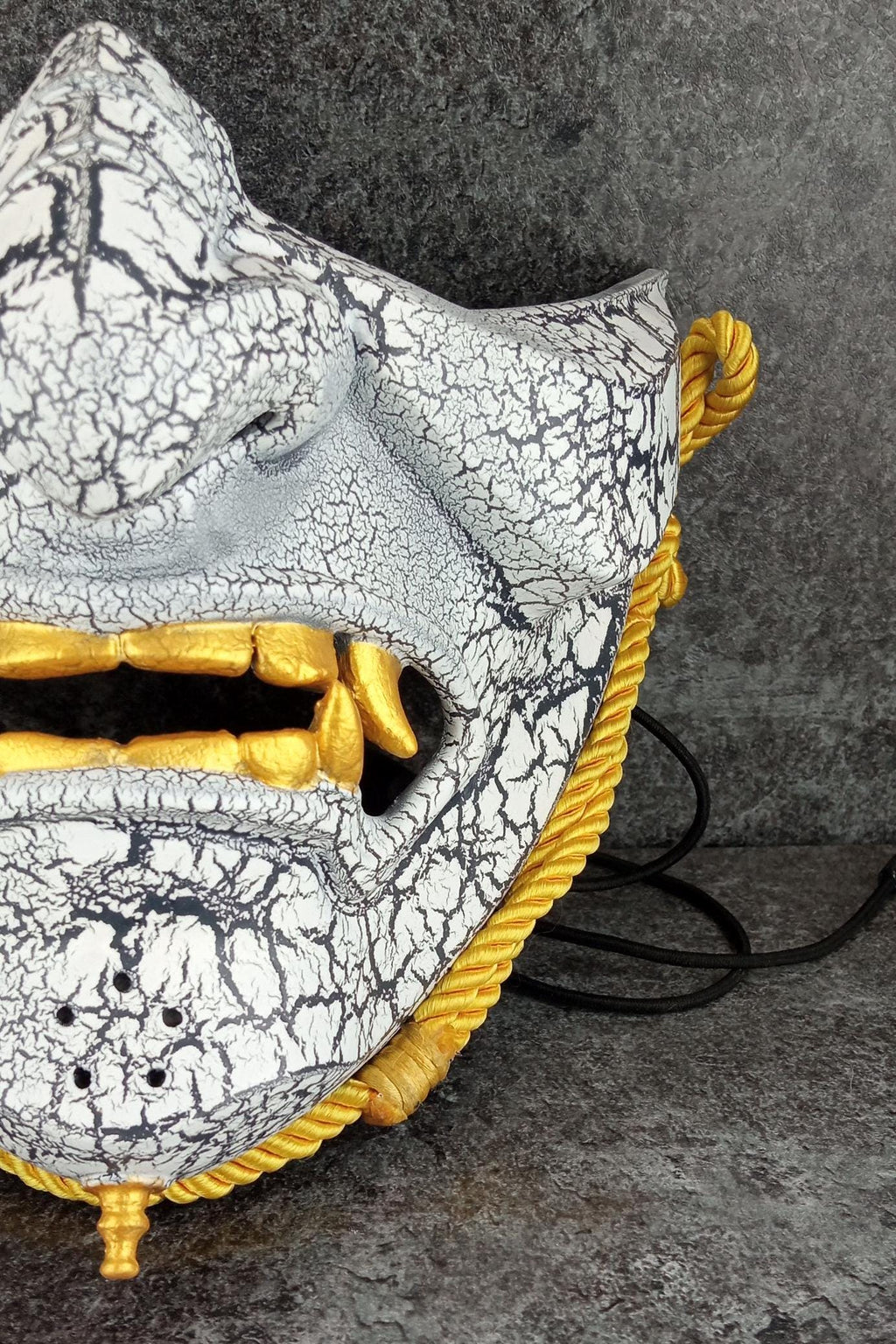 Weiße, rissige Halbmaske – inspiriert von Ghost of Tsushima