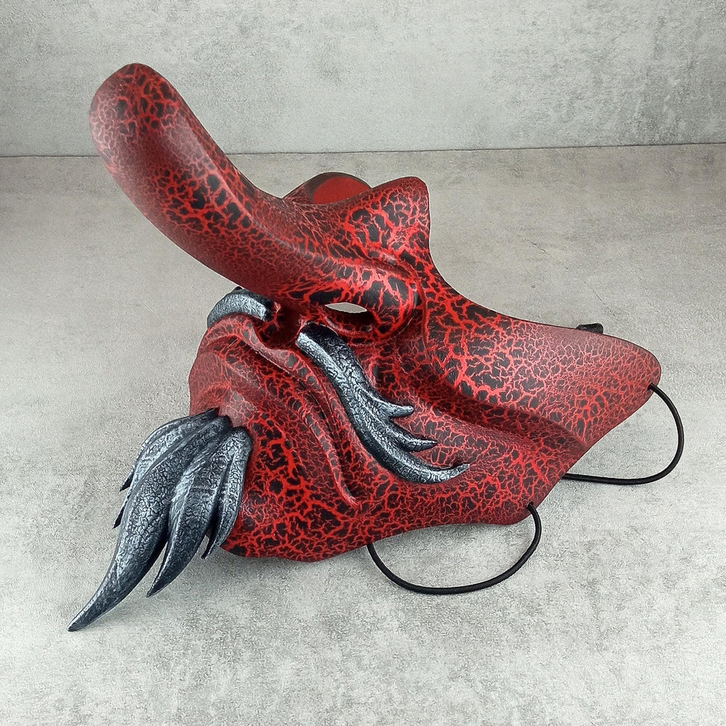 Traditionelle japanische Tengu-Halbmaske – Rot mit Rissen, silbernem Bart und Schnurrbart