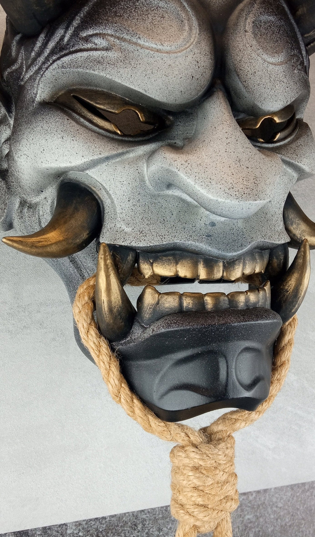 Traditionelle japanische Hannya-Maske, graue und schwarze Samurai-Maske, tragbare Maske, Kabuki-Dämonenmaske, Oni-Maske, Wanddekoration Oni-Maske mit Seil