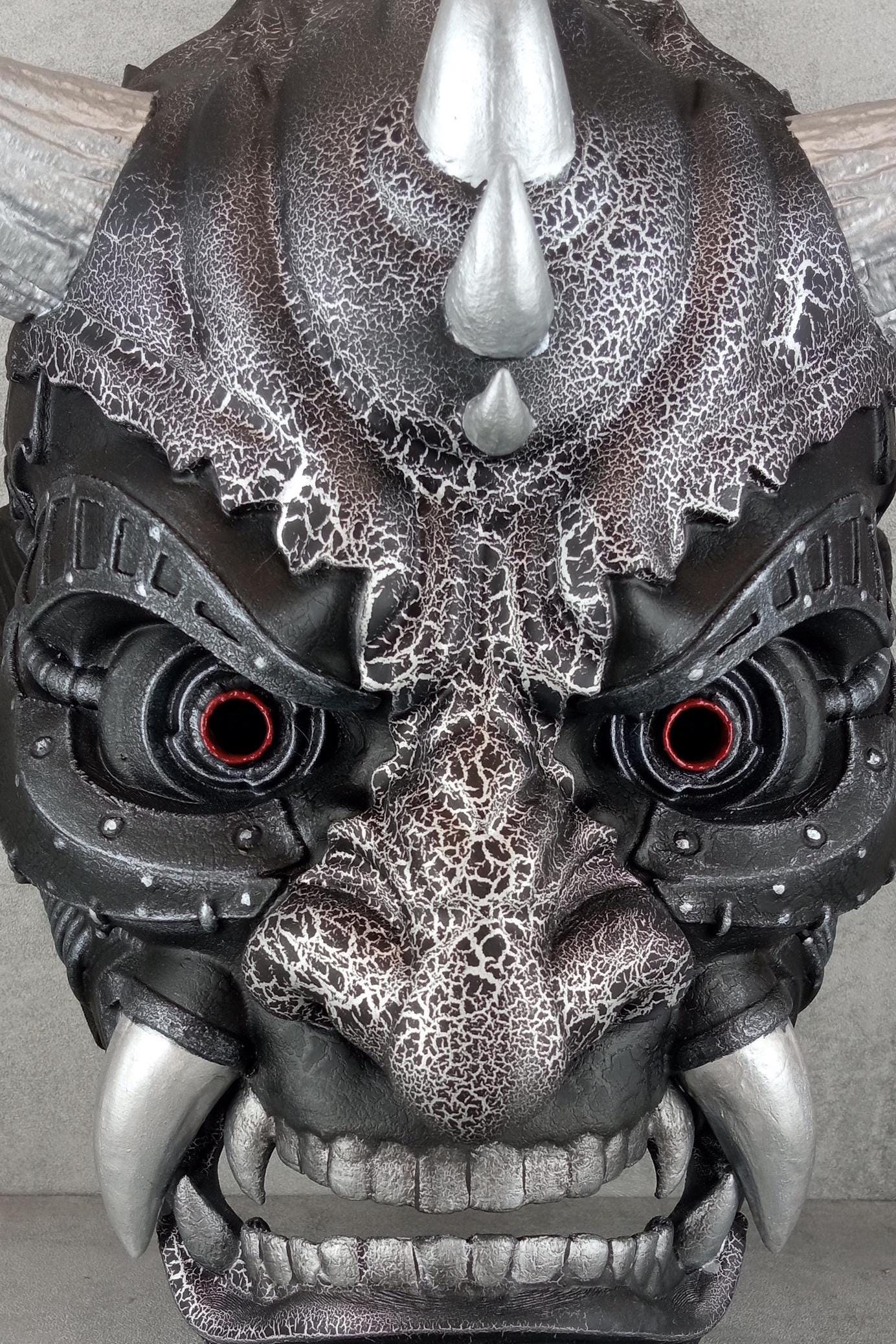 Exklusive Cyber-Oni-Dämonenmaske – Schwarz-Silber-Cracked-Design
