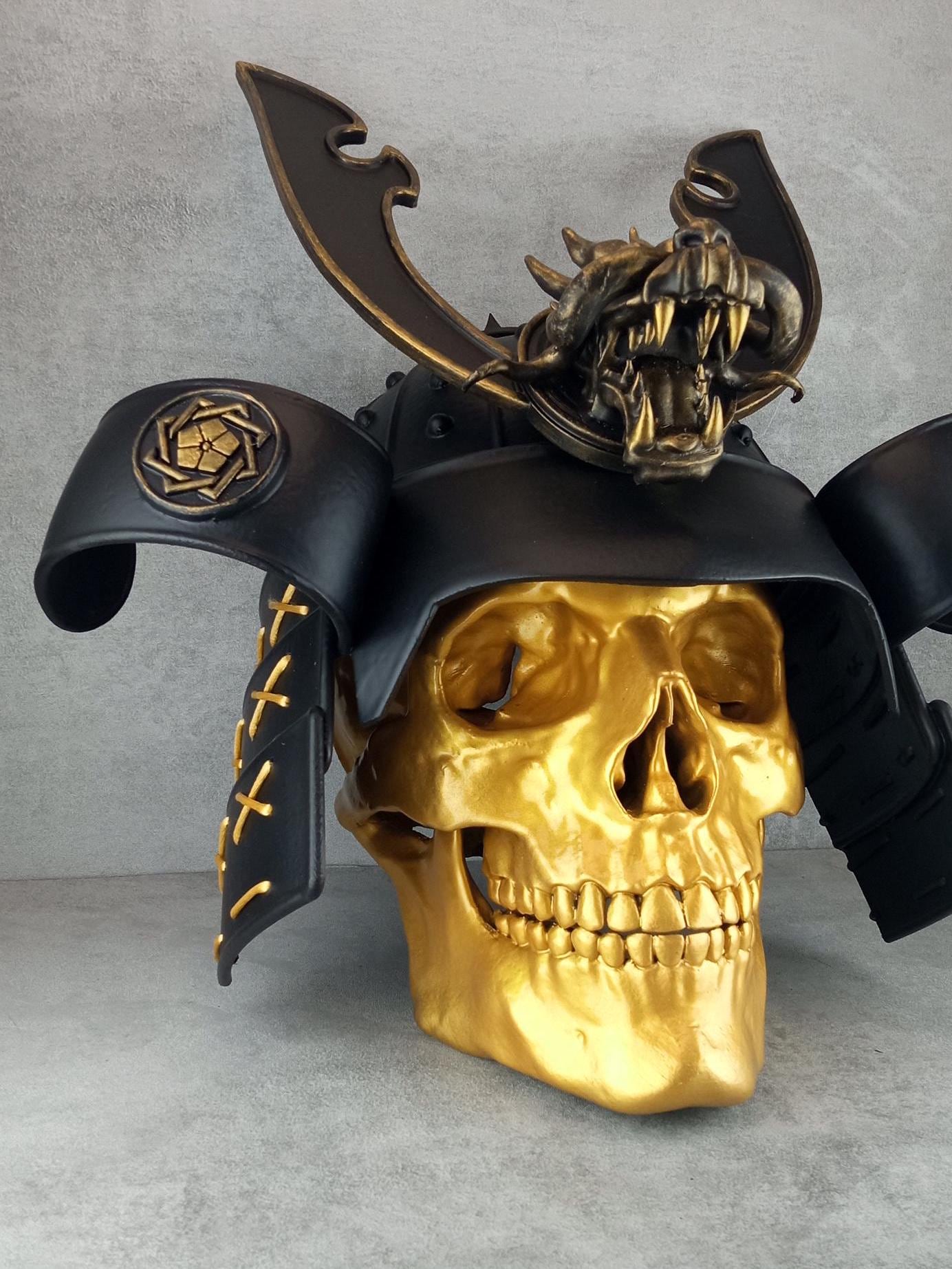 Wanddeko „Samurai-Totenkopf“ (goldfarbener Totenkopf)