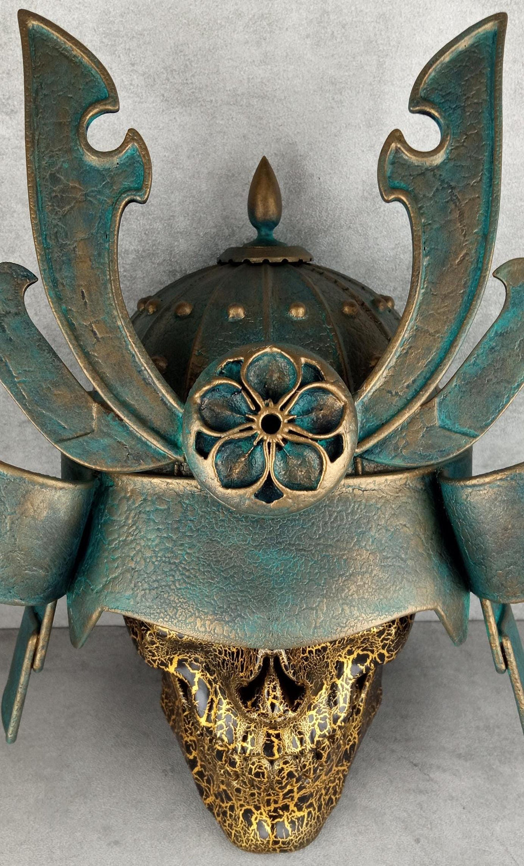 3D-Gold-Samurai-Totenkopf mit gesprungenem Schädel und patiniertem Helm