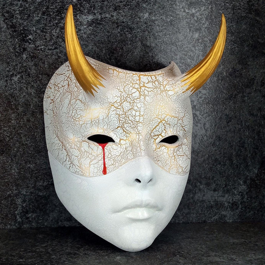 Weiße Geisha-Hexenmaske mit blutiger Träne