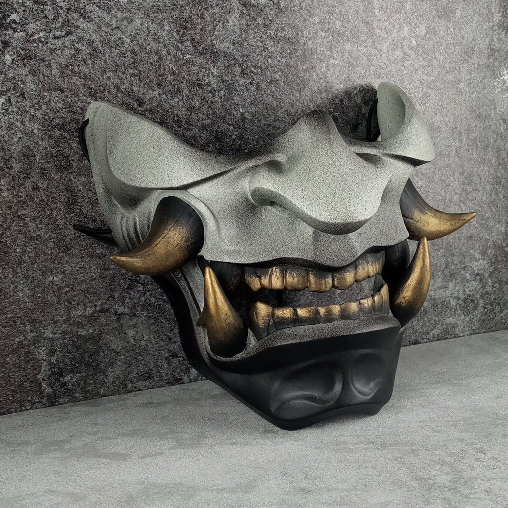 Samurai-Halbmaske – Grau mit schwarzem Kinn und bronzenen Reißzähnen