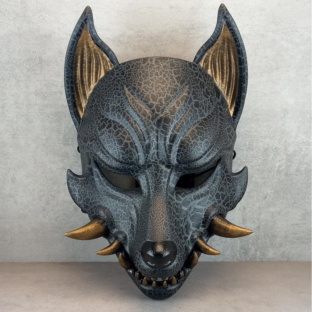 Rissige graue Kitsune (Okami)-Maske mit bronzenen Reißzähnen