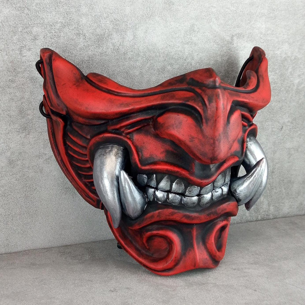 Traditionelle rote Samurai-Halbmaske mit silbernen Reißzähnen