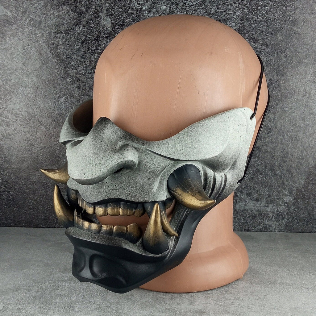 Samurai-Halbmaske – Grau mit schwarzem Kinn und bronzenen Reißzähnen