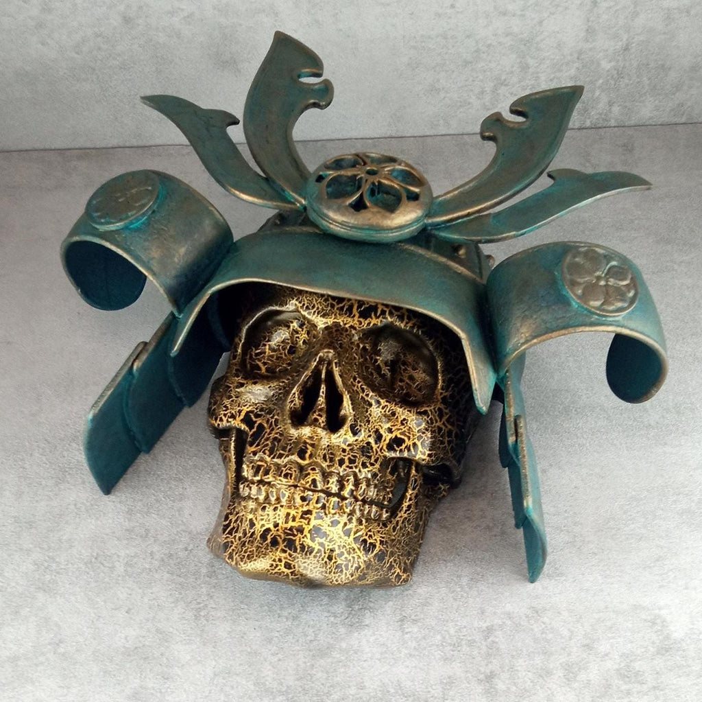 3D-Gold-Samurai-Totenkopf mit gesprungenem Schädel und patiniertem Helm