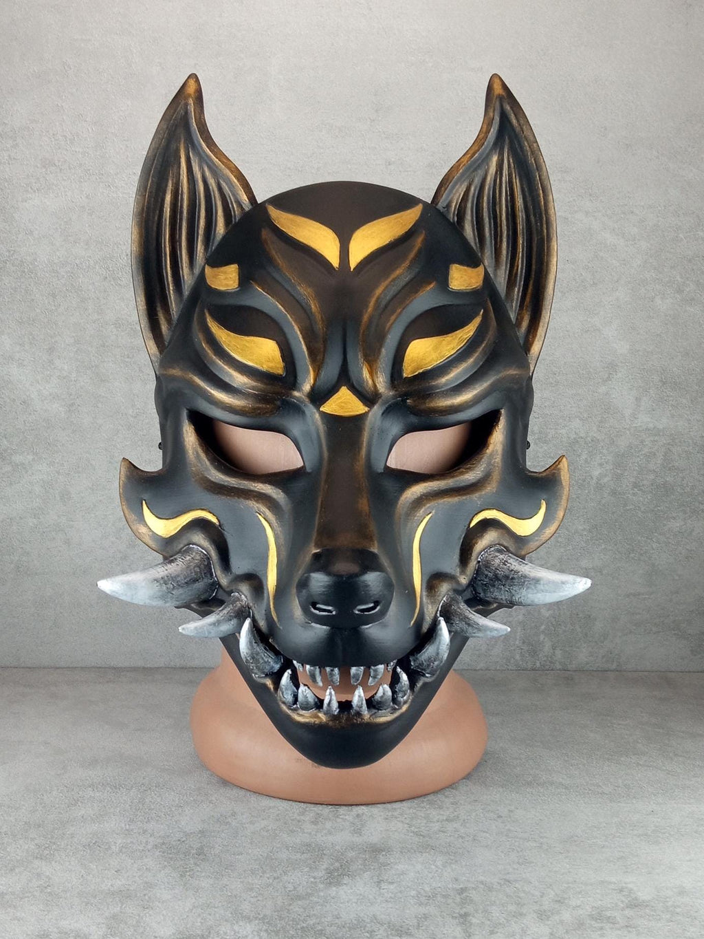 Schwarz mit goldener Okami-Maske, Kitsune-Maske, traditionelle japanische Maske, Youkai-Maske, Wolfsmaske