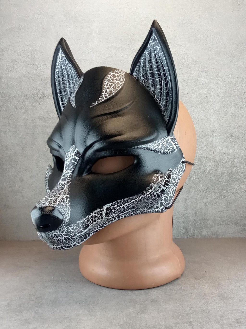 Schwarz-weiße gesprungene Kitsune-Halbmaske (Okami-Stil) – handgefertigte Fuchsgeist-Maske