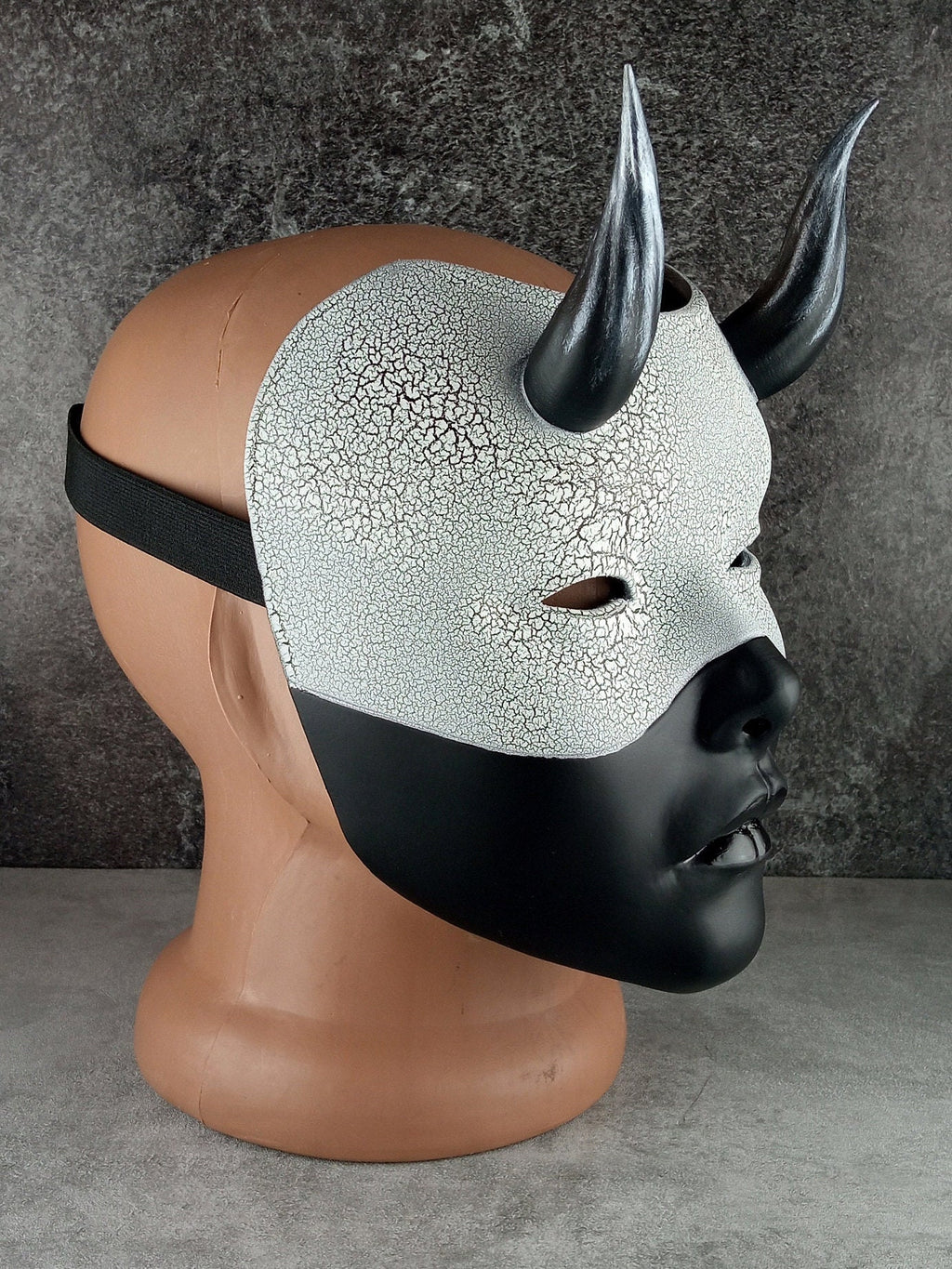 Geisha-Maske, Frauenmaske mit Hörnern, Hexenmaske, japanische Frauenmaske, schwarze Maske