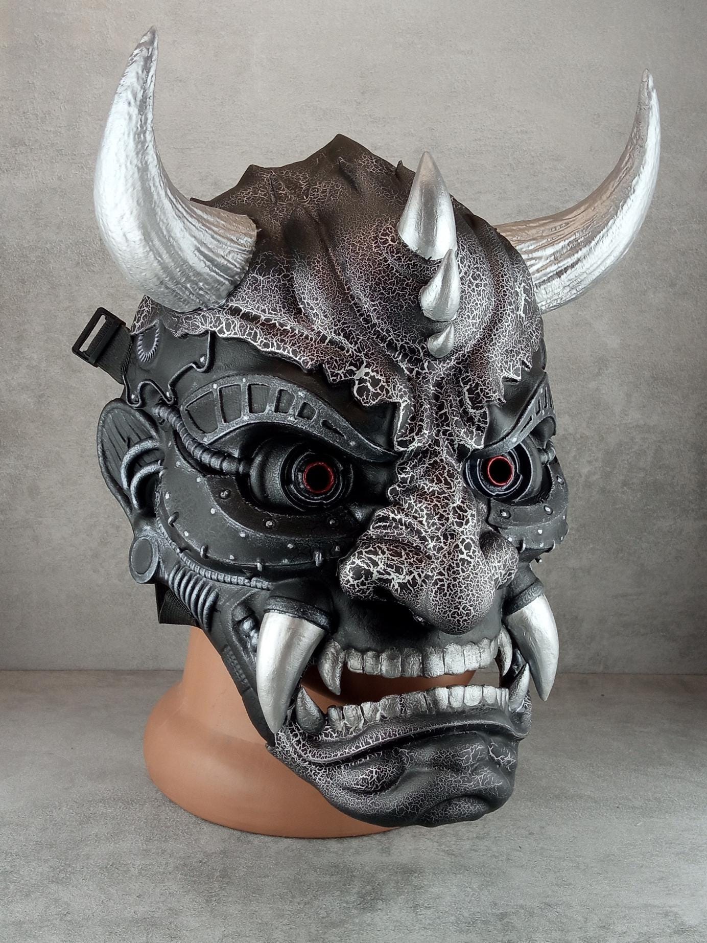 Exklusive Cyber-Oni-Dämonenmaske – Schwarz-Silber-Cracked-Design