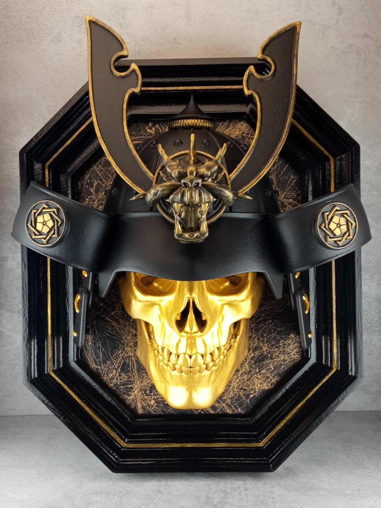 Wanddeko „Samurai-Totenkopf“ (goldfarbener Totenkopf)