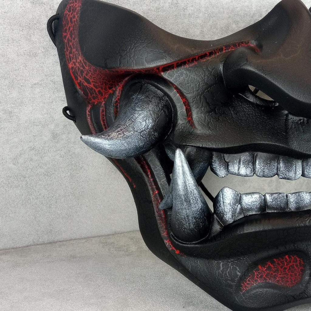 Traditionelle Samurai-Halbmaske – „Schwelende Flamme“ (Rot &amp; Schwarz)