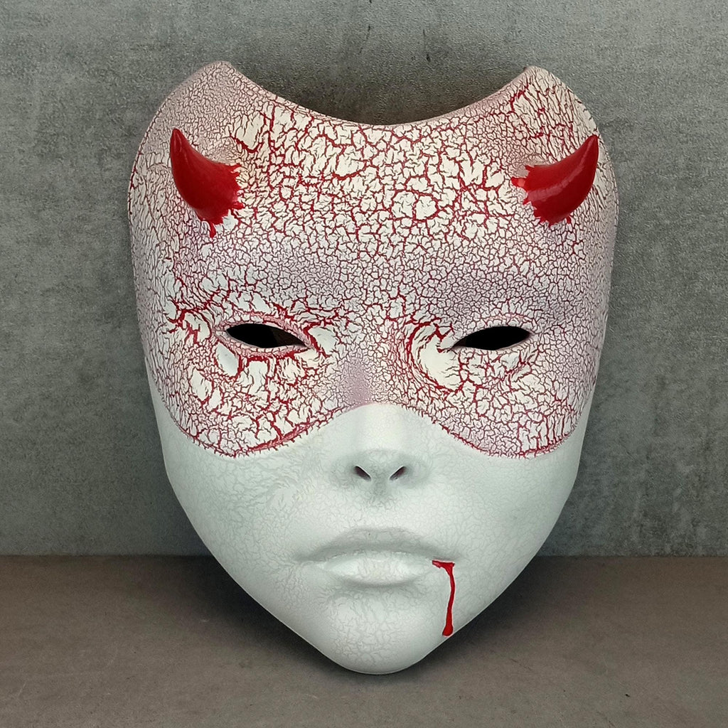 Weiße Geisha-Maske (Hexenmaske) mit roten Rissen – Blut aus dem Mund