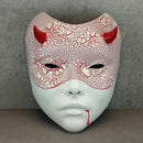 Weiße Geisha-Maske (Hexenmaske) mit roten Rissen – Blut aus dem Mund