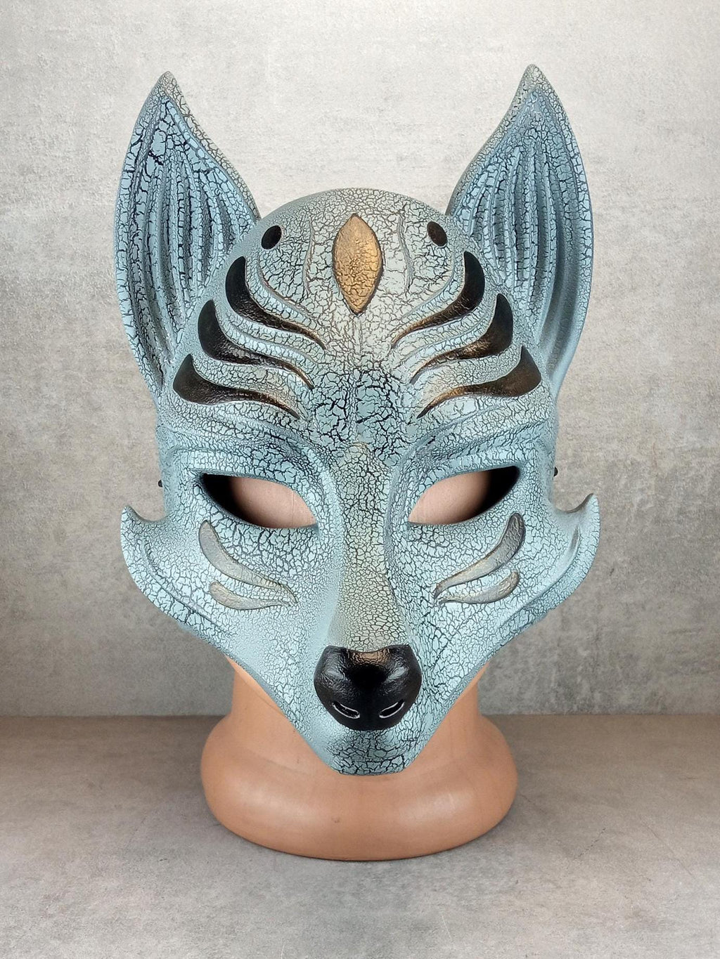 Graue Okami-Maske mit Rissen, graue Kitsune-Maske, traditionelle japanische Maske, Youkai-Maske, Wolfsmaske, Fuchsmaske