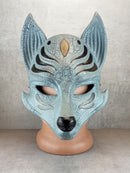 Graue Okami-Maske mit Rissen, graue Kitsune-Maske, traditionelle japanische Maske, Youkai-Maske, Wolfsmaske, Fuchsmaske