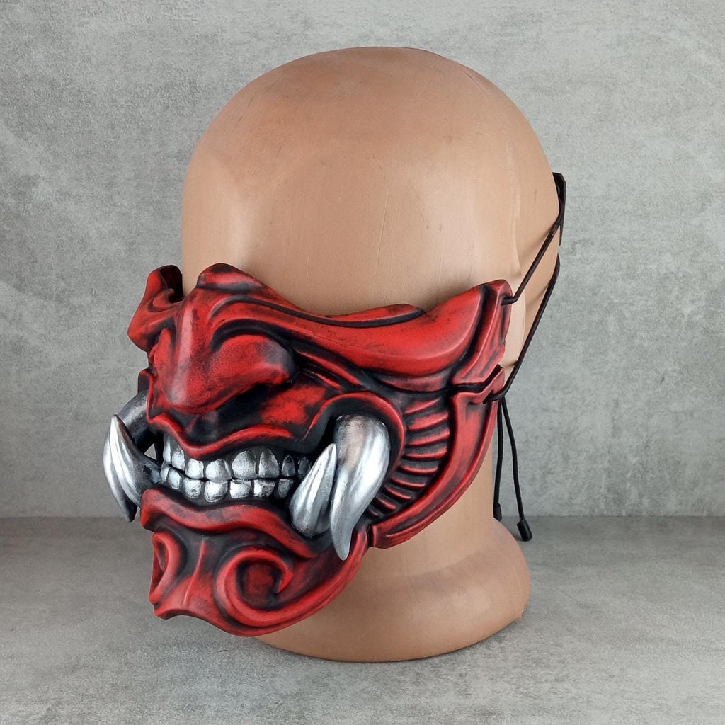 Traditionelle rote Samurai-Halbmaske mit silbernen Reißzähnen