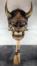 Schwarze und goldene rissige traditionelle Hannya-Maske mit großen schwarzen Augenbrauen
