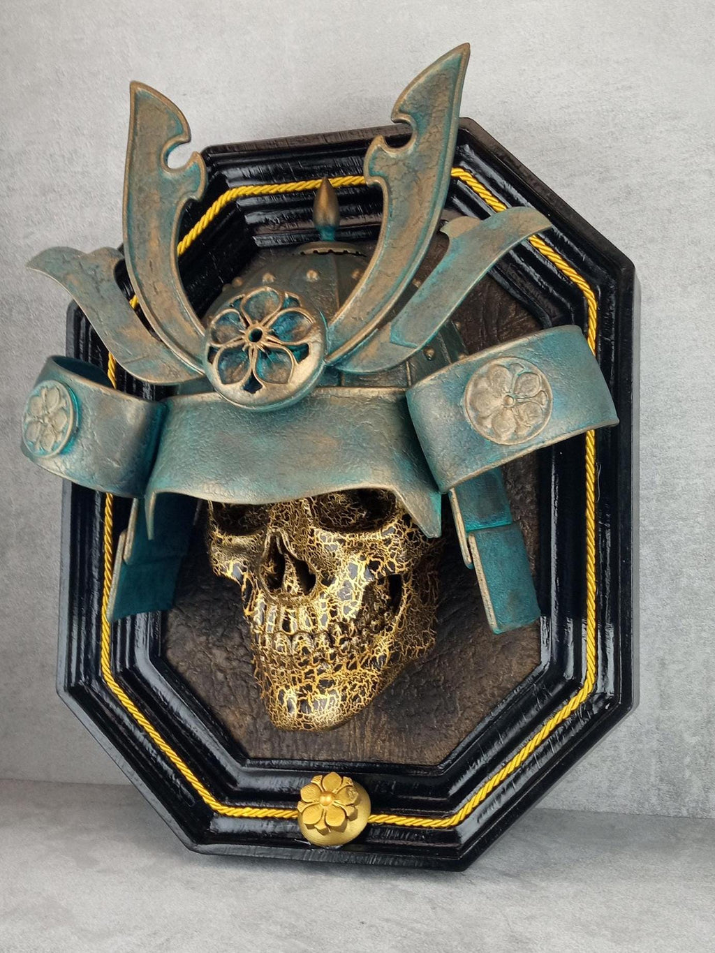 3D-Gold-Samurai-Totenkopf mit gesprungenem Schädel und patiniertem Helm