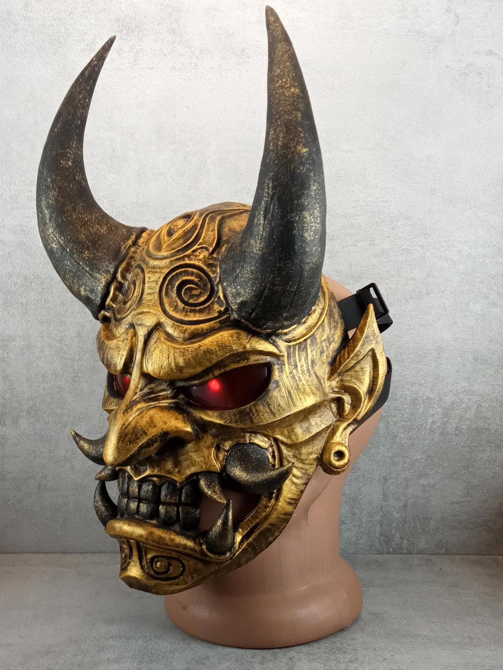 Japanische Oni-Maske mit Lichtern tragbar, Goldene Maske Hannya, Maske mit Samurai-Tanto-Dolch, Dämonenmaske, Wanddekoration, Oni-Maske mit Seil