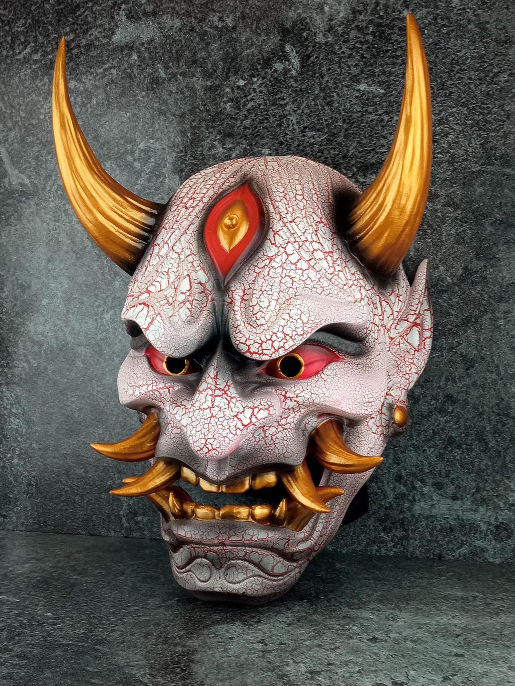 Traditionelle japanische Hannya-Maske – Rot-weißer Cracked-Dämonen-Vampir-Stil