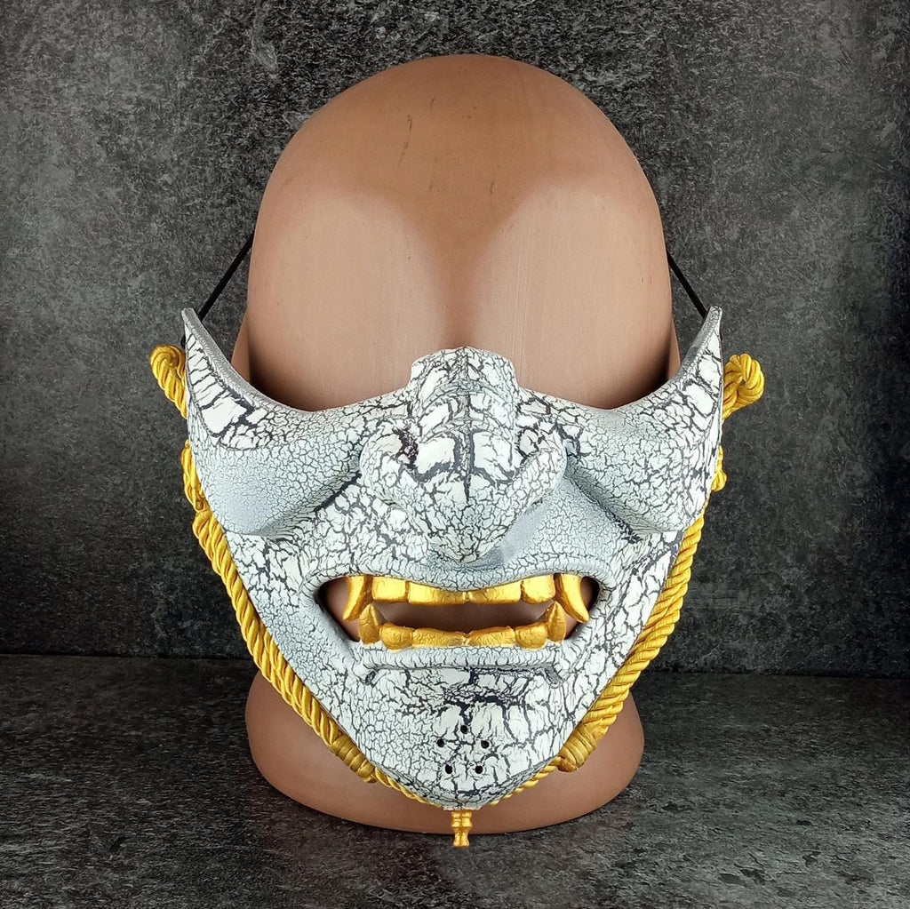 Weiße, rissige Halbmaske – inspiriert von Ghost of Tsushima