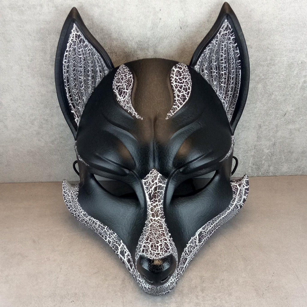 Schwarz-weiße gesprungene Kitsune-Halbmaske (Okami-Stil) – handgefertigte Fuchsgeist-Maske