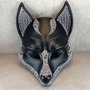 Schwarz-weiße gesprungene Kitsune-Halbmaske (Okami-Stil) – handgefertigte Fuchsgeist-Maske