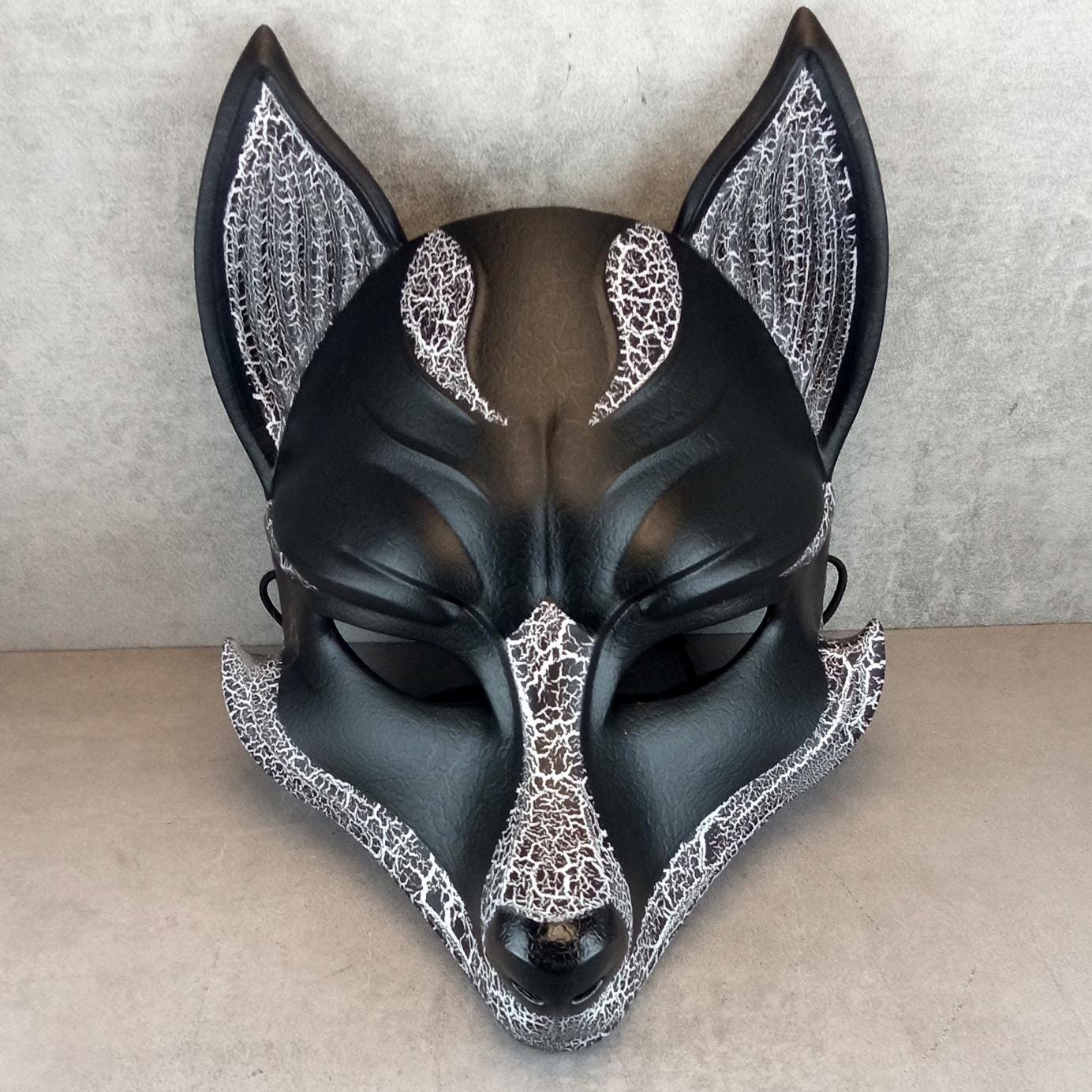 Schwarz-weiße gesprungene Kitsune-Halbmaske (Okami-Stil) – handgefertigte Fuchsgeist-Maske
