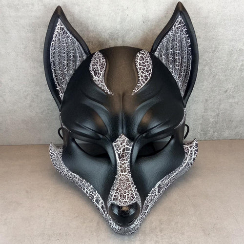 Schwarz-weiße gesprungene Kitsune-Halbmaske (Okami-Stil) – handgefertigte Fuchsgeist-Maske