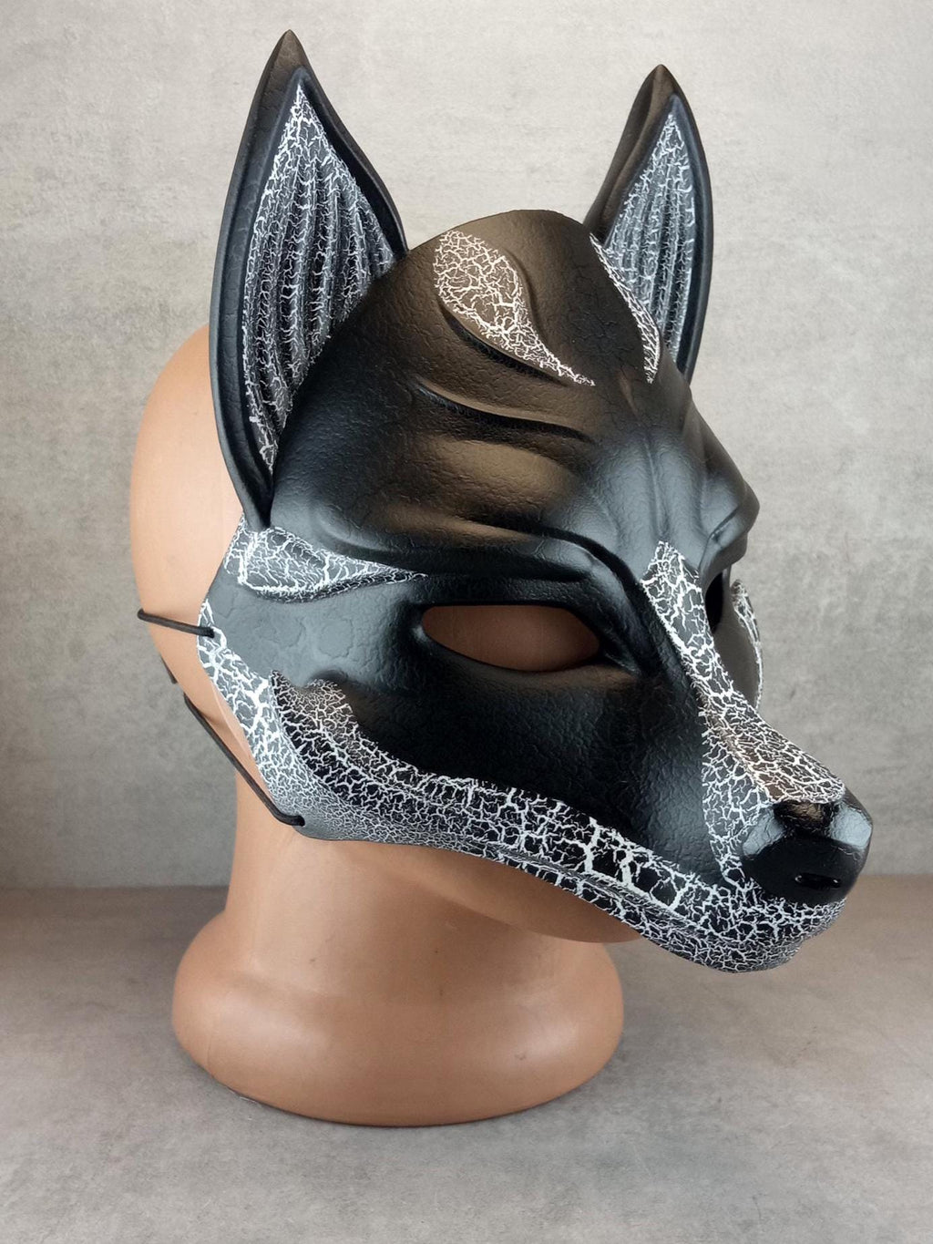 Schwarz-weiße gesprungene Kitsune-Halbmaske (Okami-Stil) – handgefertigte Fuchsgeist-Maske