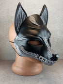 Schwarz-weiße gesprungene Kitsune-Halbmaske (Okami-Stil) – handgefertigte Fuchsgeist-Maske