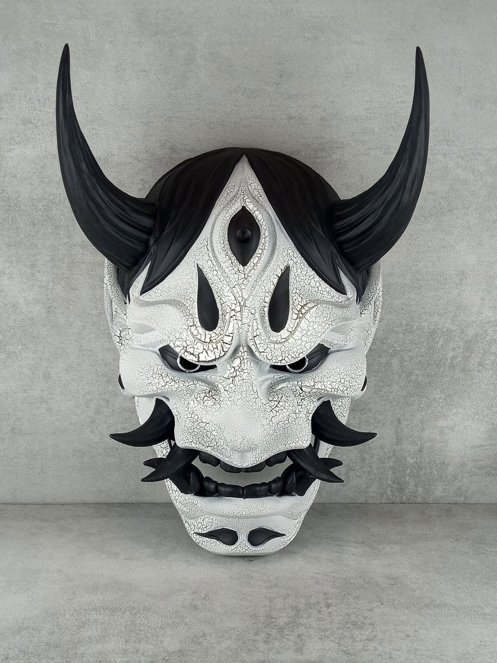 Schwarz-weiße Maske mit Rissen, Traditionelle japanische Hannya-Maske, Samurai-Maske, Tragbare Maske, Dämonenmaske, Oni-Maske, Wanddekoration, Oni-Maske mit Seil