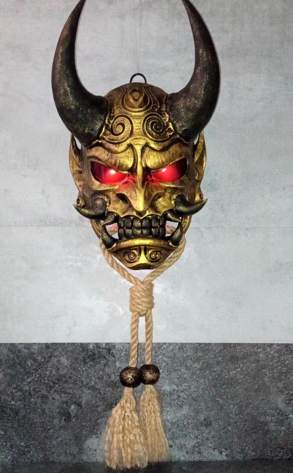 Japanische Oni-Maske mit Lichtern tragbar, Goldene Maske Hannya, Maske mit Samurai-Tanto-Dolch, Dämonenmaske, Wanddekoration, Oni-Maske mit Seil