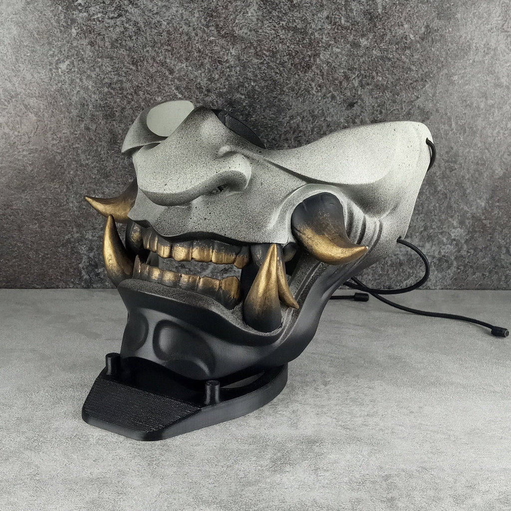 Samurai-Halbmaske – Grau mit schwarzem Kinn und bronzenen Reißzähnen