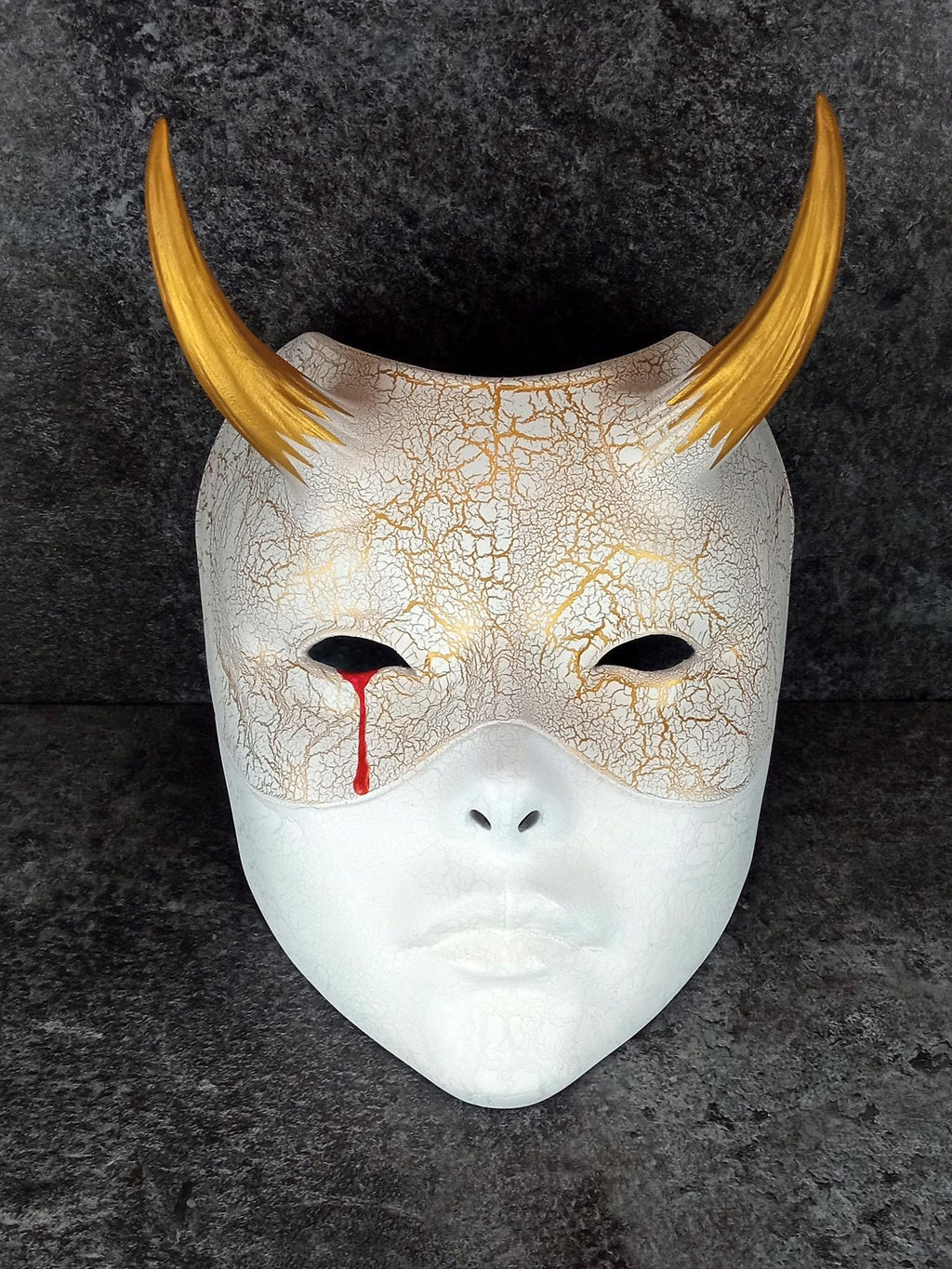 Weiße Geisha-Hexenmaske mit blutiger Träne