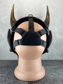 Schwarze und goldene rissige traditionelle Hannya-Maske mit großen schwarzen Augenbrauen