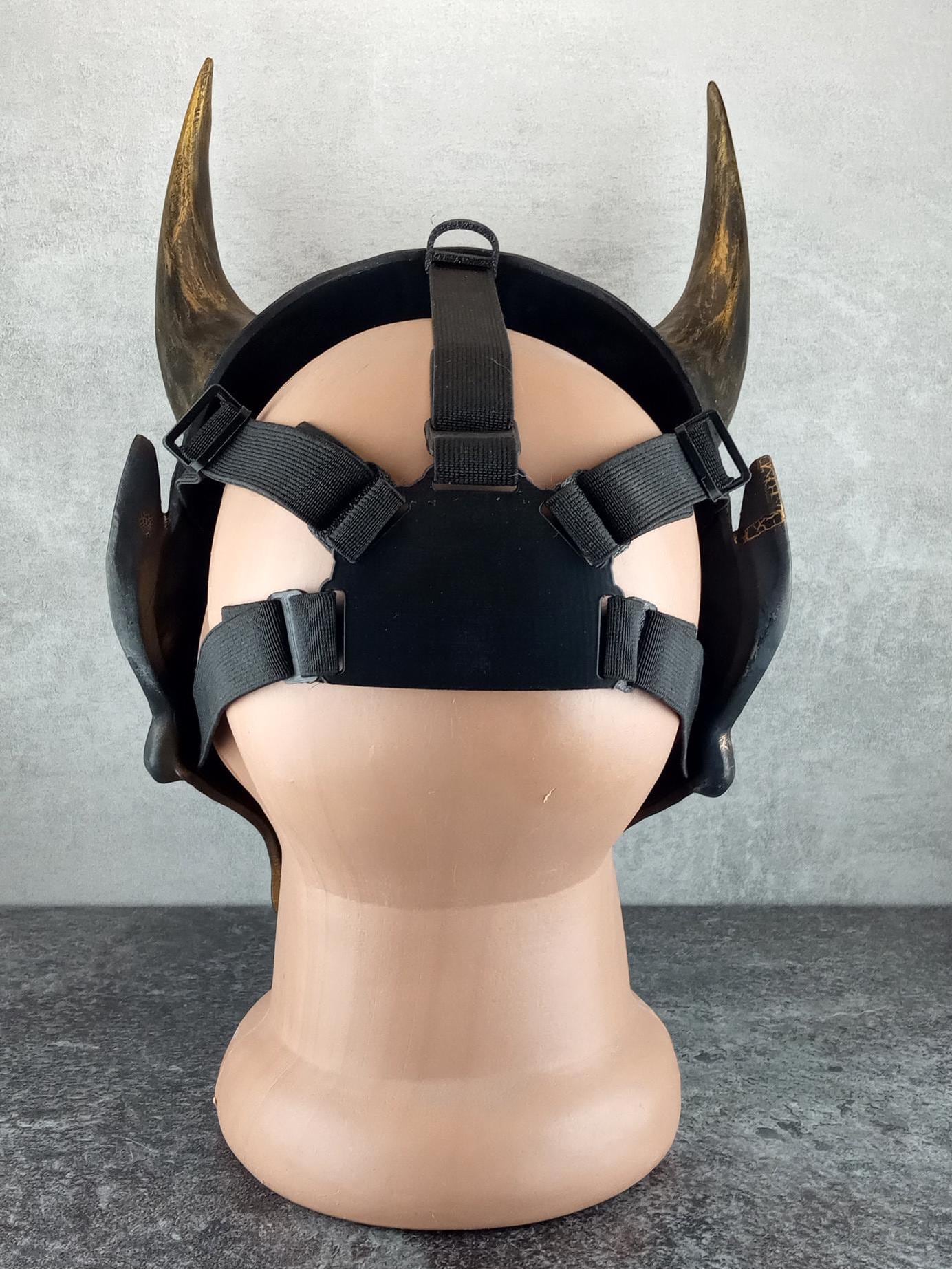 Schwarze und goldene rissige traditionelle Hannya-Maske mit großen schwarzen Augenbrauen