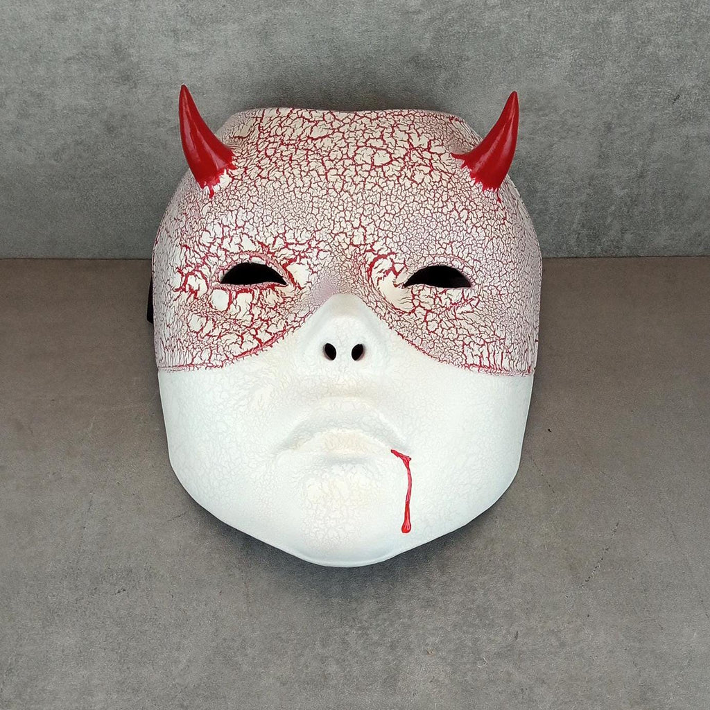 Weiße Geisha-Maske (Hexenmaske) mit roten Rissen – Blut aus dem Mund