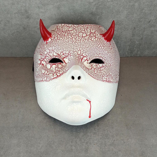 Weiße Geisha-Maske (Hexenmaske) mit roten Rissen – Blut aus dem Mund